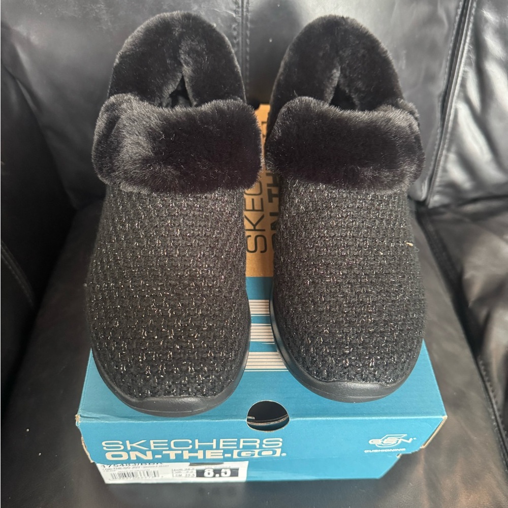 Skechers Women's On The Go Snuggle Ready Slip Ons - NEW in Box
